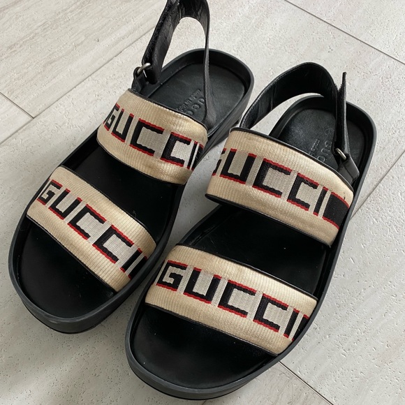 This sandal is in very good condition - Picture 2 of 3